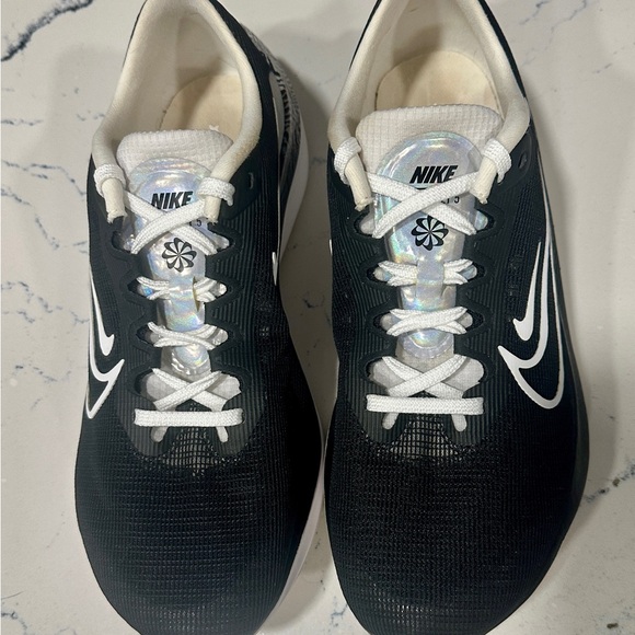 Nike Women’s Zoom Fly 5 Premium Carbon Plate Running Shoes - Picture 2 of 8